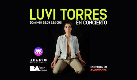 Foto de Luvi Torres en concierto con sus instrumentos