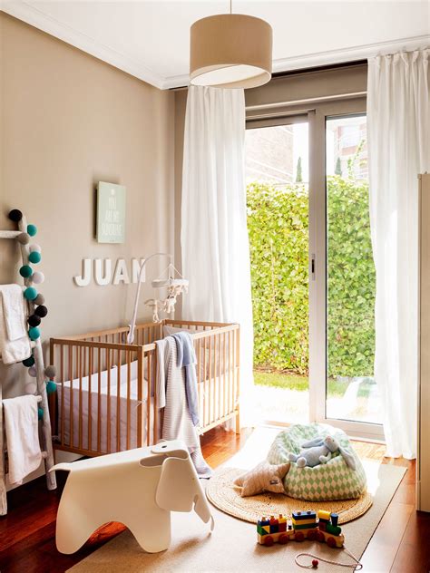 Diseño de habitación de bebé con cuna central y mobiliario a juego