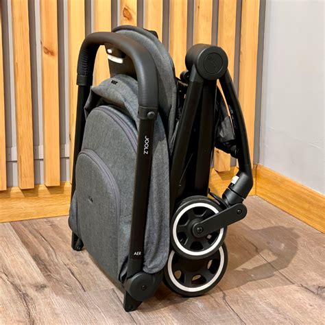 Foto de una silla de paseo modular Joyello con la silla de coche y el chasis