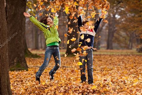 fotografía de niños jugando en otoño con ropa adecuada