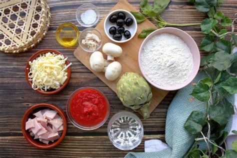 Imagen de los ingredientes frescos para la salsa: guindilla, ajo, tomates, alcaparras y aceitunas.