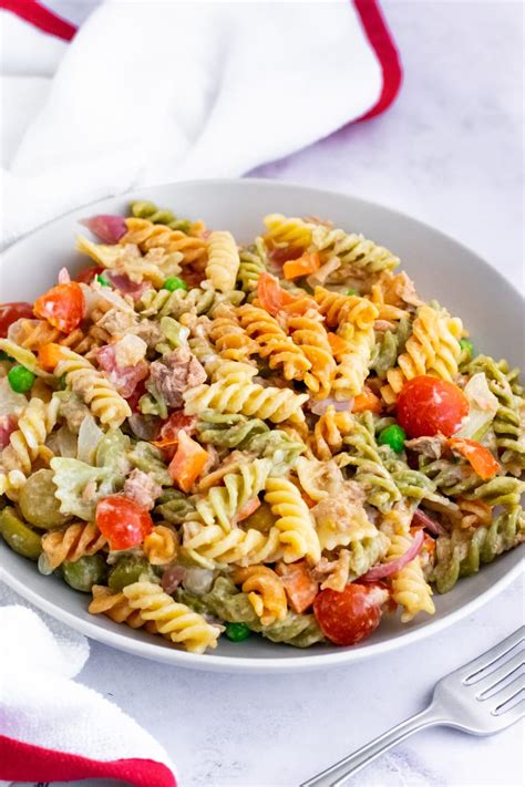 Primer plano de una ensalada de pasta colorida con diferentes tipos de pasta corta y verduras.