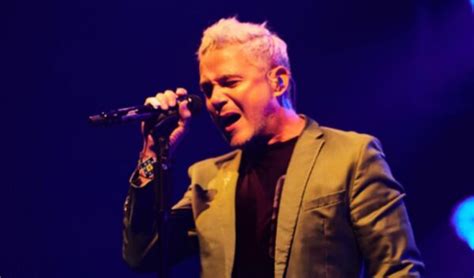 Foto de Alejandro Sanz en concierto o en un estudio de grabación