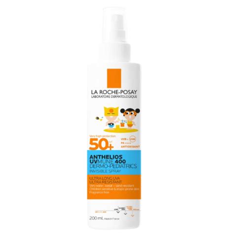 Fotografía de la gama La Roche-Posay Anthelios Dermo-Pediatrics SPF 50+ y un niño sonriendo en la playa