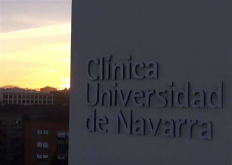 Foto exterior de la Clínica Universidad de Navarra con su mural de entrada