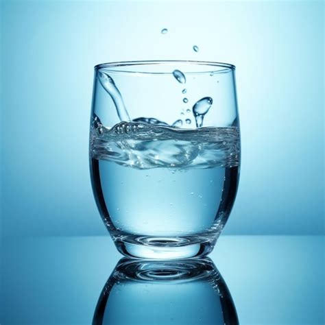 Imagen de un vaso de agua mineralizada con burbujas