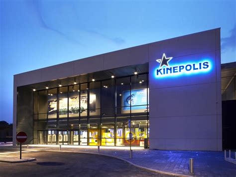 Fachada del cine Kinépolis Nevada con logo