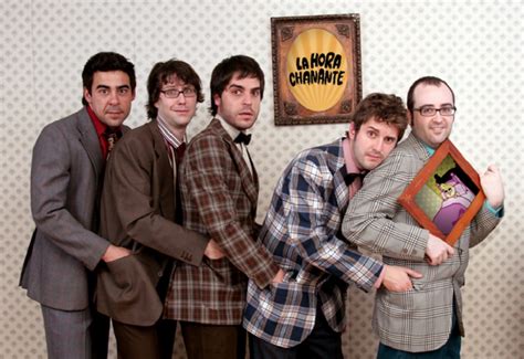 Julián López en una escena de 'La hora chanante' junto a otros miembros del elenco.