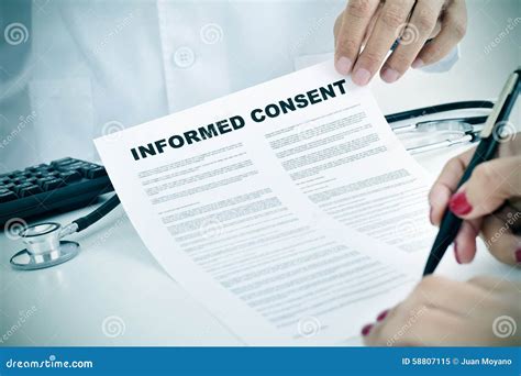 Fotografía: Mujer firmando un documento de consentimiento informado en un entorno médico