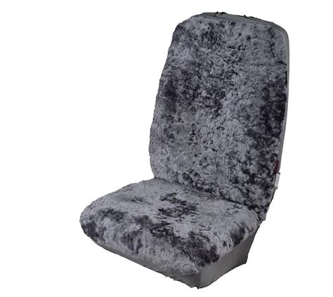 Foto detallada de la funda de lana de cordero de Lidl en un asiento de coche.