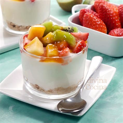 Plato de yogur natural con frutas frescas.