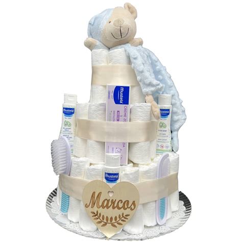 Foto de una tarta de pañales Mustela con cosméticos y accesorios