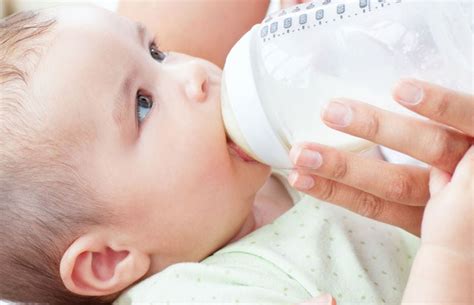 Bebé tomando biberón en los primeros meses de vida