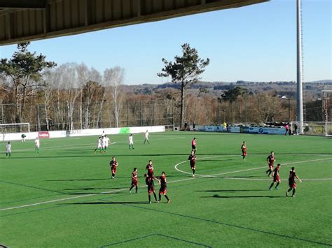 Foto aérea del estadio Manuel Anxo Cortizo lleno de público durante un torneo de fútbol base.