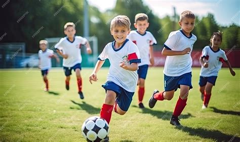 Foto de niños pequeños jugando fútbol en un campo, representando la categoría biberón.