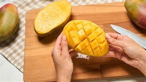 Esquema de preparación: pasos para pelar, triturar o cortar el mango en tiras seguras para bebés