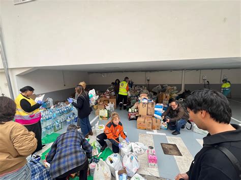 Fotografía de productos de puericultura donados en un punto de recogida local (pañales, potitos, biberones)