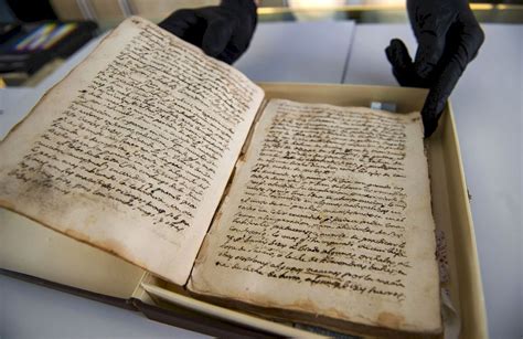 Ilustración de un antiguo manuscrito o una imagen histórica que represente un descubrimiento humanístico.