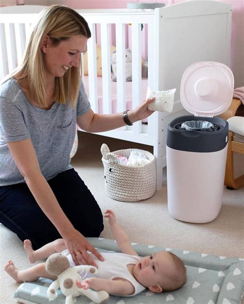 Contenedor antiolor para pañales con bebé en primer plano