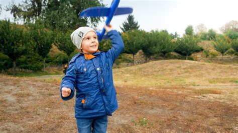 niño lanzando un cohete de juguete