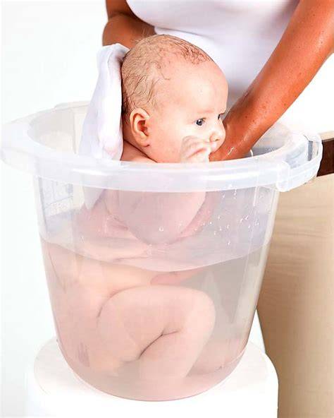 Foto de bebé prematuro en bañera tipo Tummy Tub