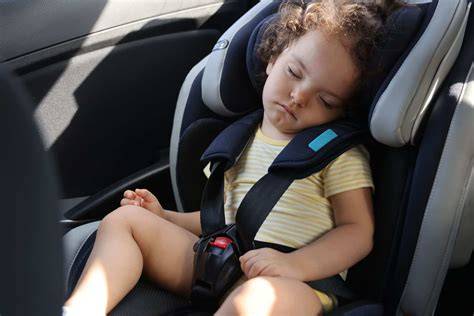 Foto de bebé en posición reclinada horizontal en la silla de coche