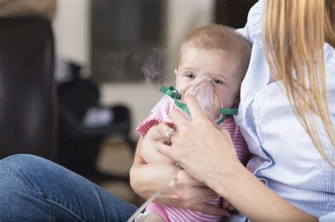 Foto de un lactante recibiendo nebulización