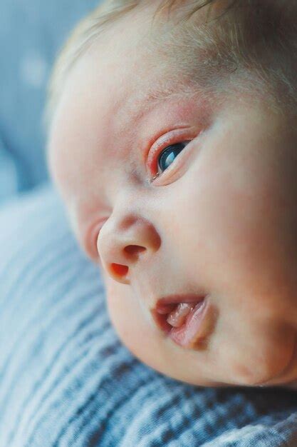 Foto de un recién nacido con los ojos abiertos, mirando a la cámara