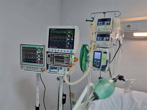 Infografía detallada de los equipos básicos en la UCIN: monitor, incubadora y bomba de infusión con descripción de sus funciones.