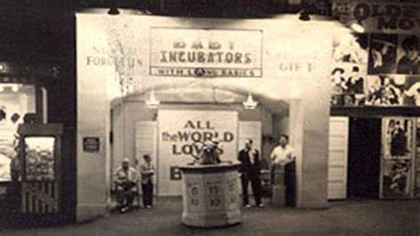 Foto histórica: Fachada de la exposición de incubadoras de Couney en Coney Island