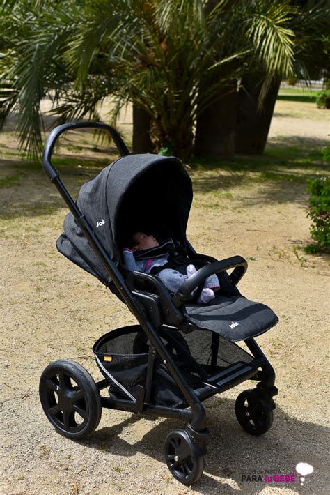 Bebé descansando cómodamente en la silla Joie Chrome DLX con reclinado total