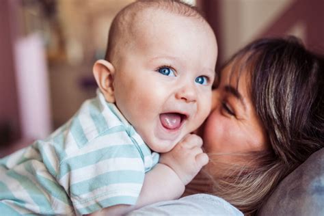 Madre e hijo interactuando con un 
