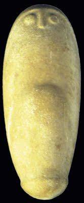 Foto detallada del Ídolo de la Fertilidad de Almargen, mostrando sus rasgos fálicos y el vientre abultado