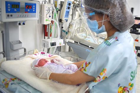Equipo de reanimación neonatal en sala de partos