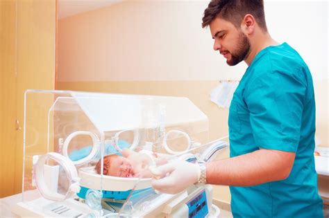 Incubadora neonatal con bebé