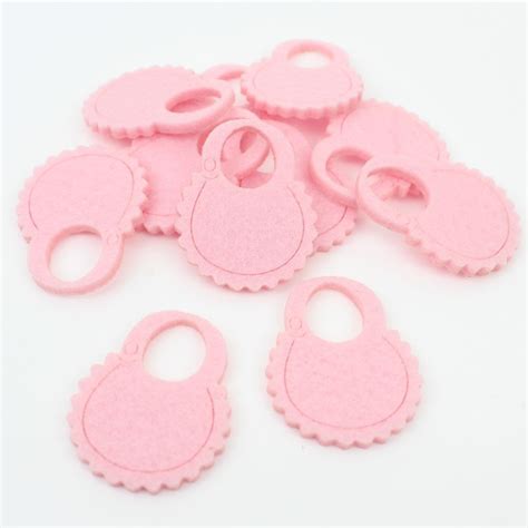 Siluetas de fieltro en forma de chupete con detalles grabados