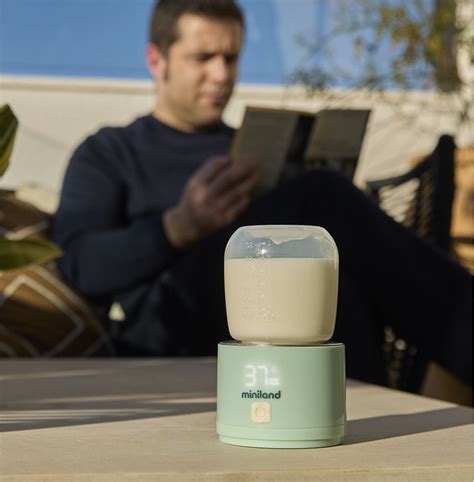 Foto del calientabiberones Medela Warmy on the go con sus adaptadores