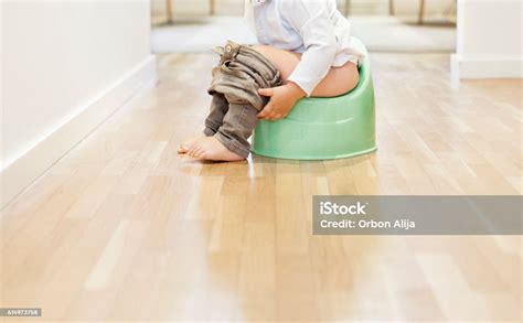 foto de niño sentado en orinal