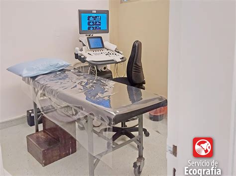 Interior de una sala de consulta con equipo de ecografía