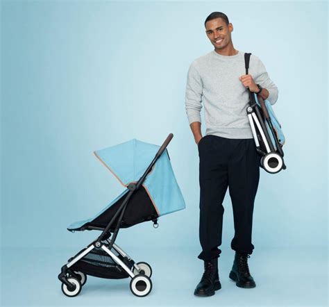 Silla de paseo ultracompacta plegada, ideal para viajes en avión y entornos urbanos.