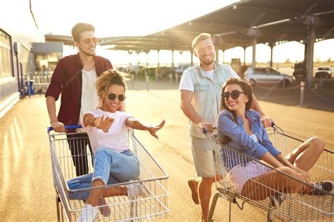 Collage de fotos de bebés felices en carritos de paseo con sillas de coche acopladas mediante adaptadores.