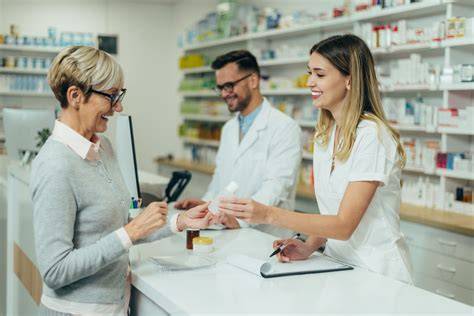 Imagen de una farmacia con medicamentos, destacando la necesidad de disponibilidad.