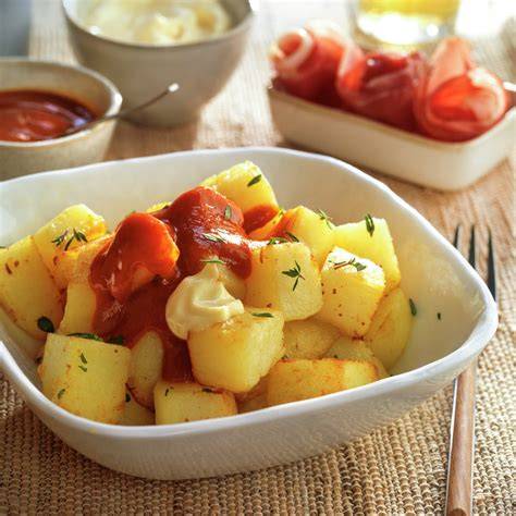 Plato de patatas bravas con salsa
