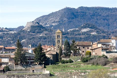 Vista panorámica del valle de Sant Vicenç de Torelló, destacando el entorno montañoso y la presencia de robles.