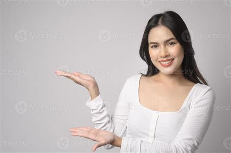 Foto de una mujer joven sonriendo, simbolizando una donante de óvulos