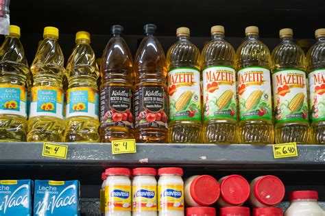 Infografía comparativa: evolución de precios de productos básicos (harina, aceite, huevos, leche) en el último año.