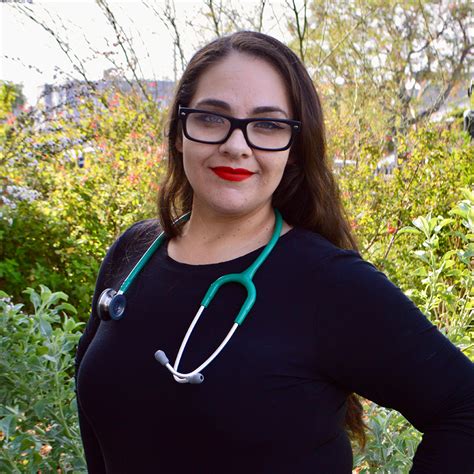 Retrato profesional de Angela Leon Ramos, partera certificada en Los Ángeles