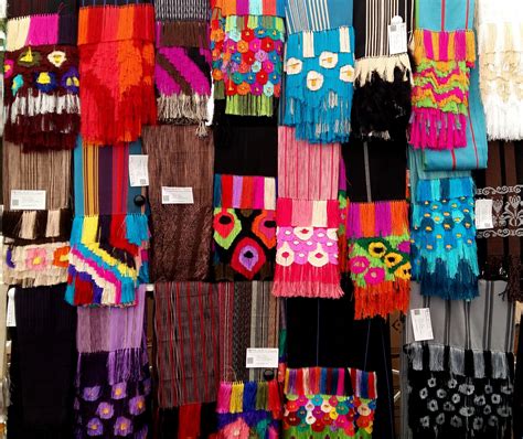 Fotos de rebozos mexicanos artesanales con diferentes patrones y colores