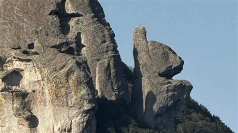 Fotografía de la Peña Mujer en Velillas, destacando su forma peculiar