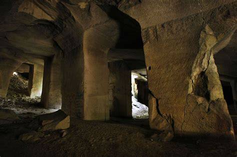 Fotografía del interior de una de las cuevas de Sesa, mostrando sus formas y accesos